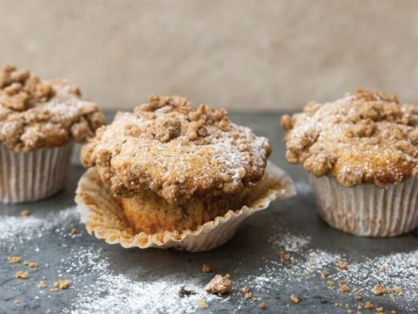 Cinnamon streusel muffins with dulce de leche