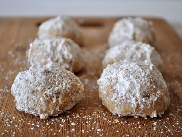 Cinnamon wedding cookies