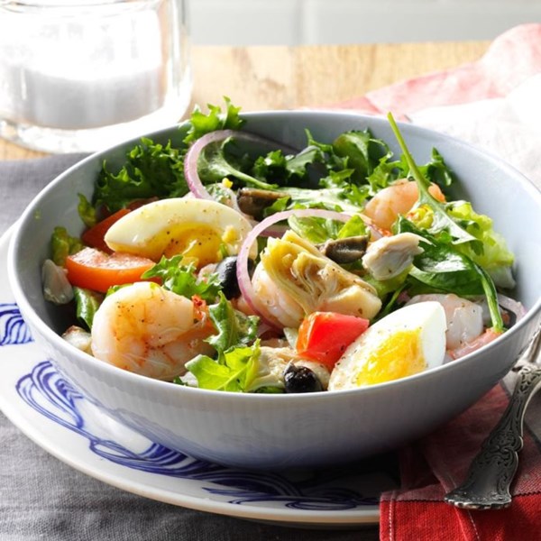 Cioppino-mixed green salad