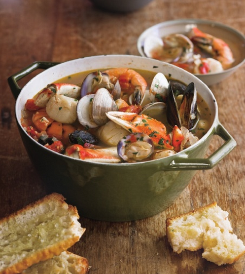 Cioppino with toasted baguette