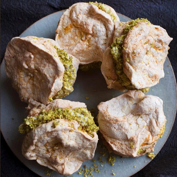 Citrus meringues with pistachio cream