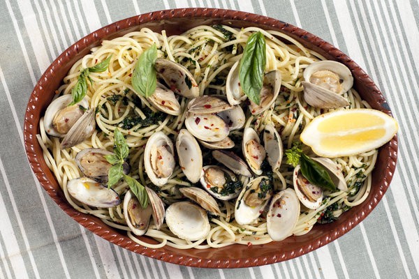 Clam pasta with basil and hot pepper