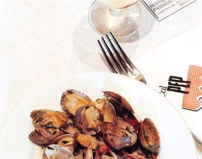Clams and ham in chilli sauce (Almejas con jamón)