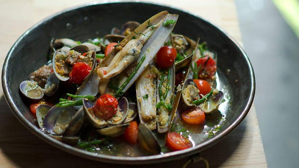 Clams in coconut broth (Couteaux et palourdes au bouillon de coco)