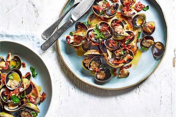 Clams in garlic butter with parsley and soda bread