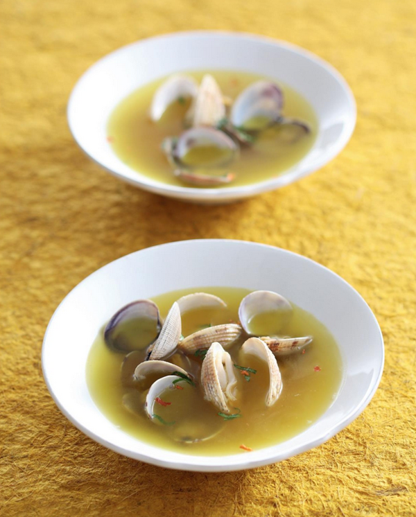 Clams in saffron and parsley broth