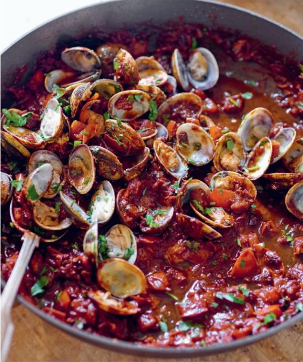 Clams in spicy tomato sauce
