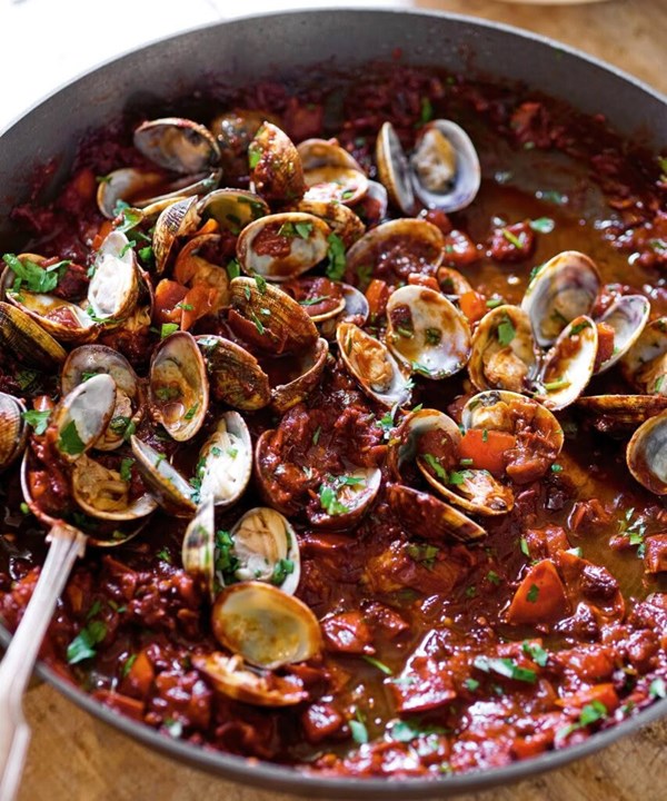 Clams in spicy tomato sauce