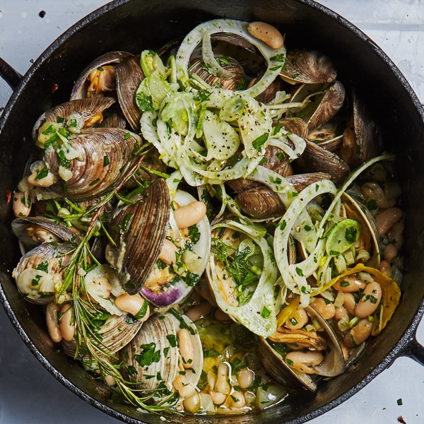 Clams in white bean sauce