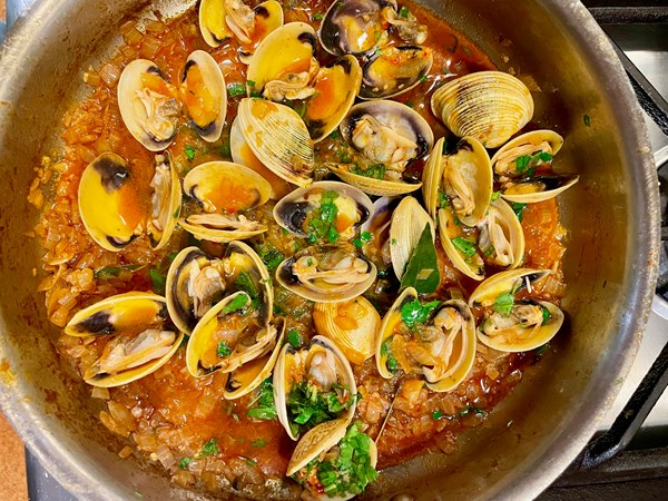 Clams in white wine (Amêijoas com vinho branco)