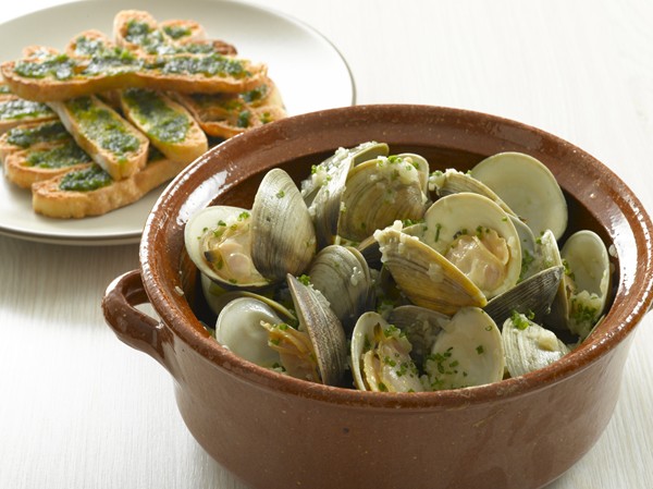 Clams marinière with garlic bread