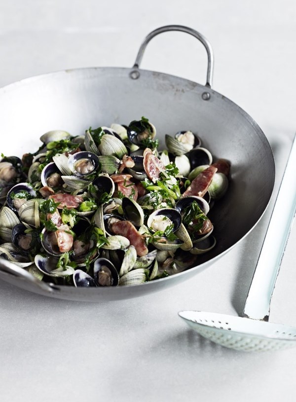 Clams with Chinese sausage and spring onions