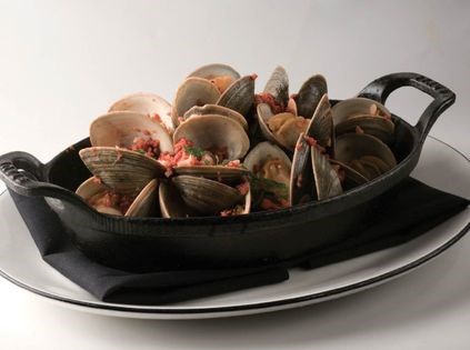 Clams with chorizo (Almejas con chorizo)