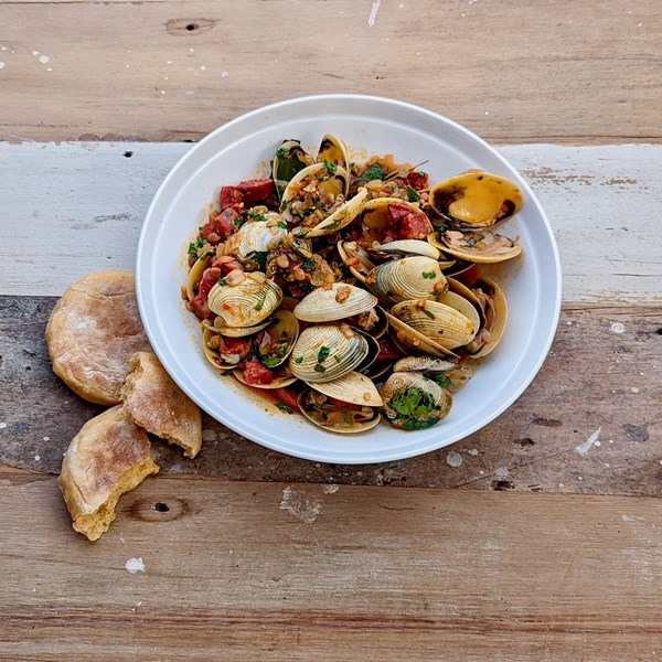 Clams with chouriço (Amêijoas e chouriço)