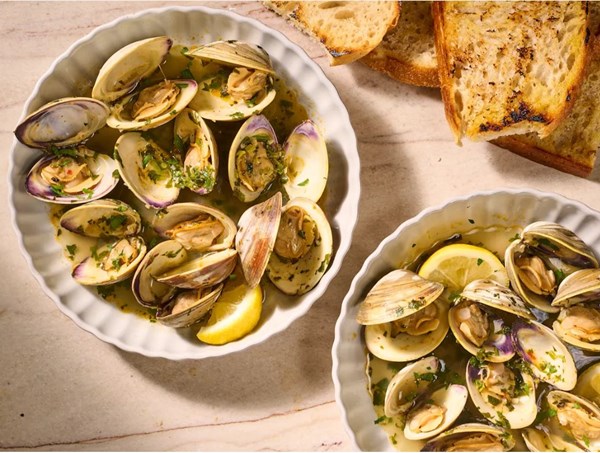 Clams with garlic and cilantro (Amêijoas à Bulhão Pato)