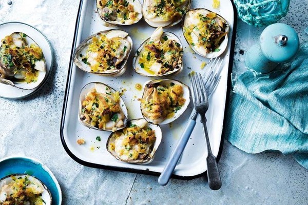 Clams with garlic brioche gratin