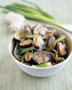 Clams with ginger and green onions