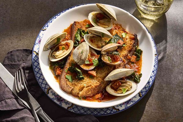 Clams with kale and chouriço on toasts
