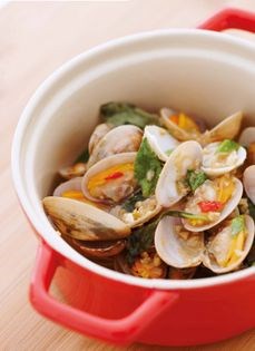 Clams with roasted chili basil sauce