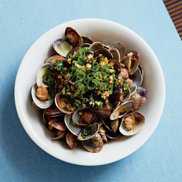 Clams with spring onion oil (Cong you ge li)