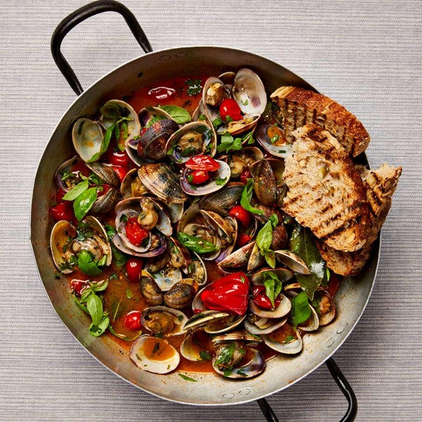 Clams with tomatoes, chilli and lemon