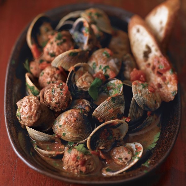 Clams with white wine, tomatoes, and sausages (Zuppa di vongole con salsicce)