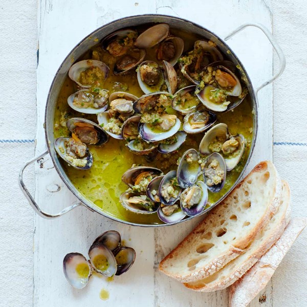 Clams with wild garlic and nut picada