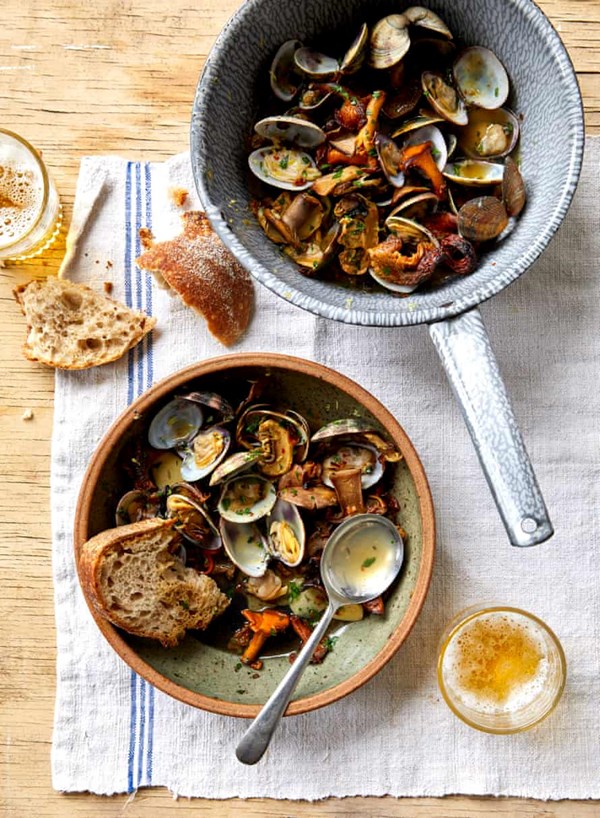 Clams with wild mushrooms and beer