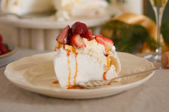 Classic Christmas Pavlova with strawberries & vino cotto