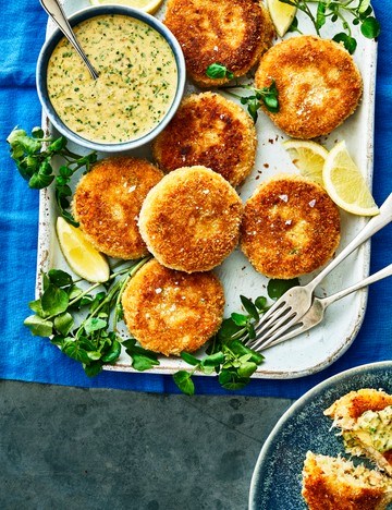 Classic crab cakes with brown tartare sauce