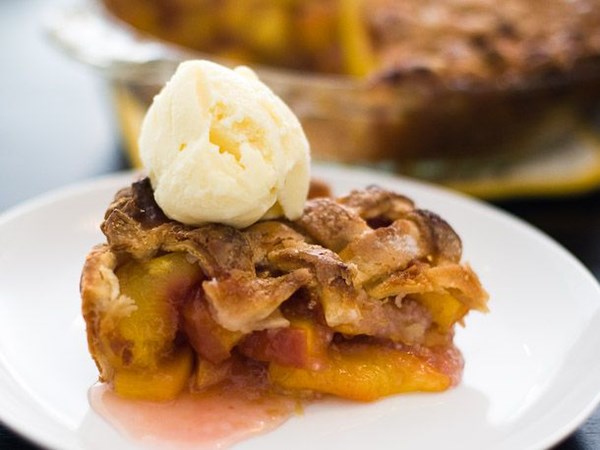Classic peach pie