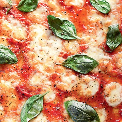 Classic pizza with mozzarella, tomatoes and fresh basil (Classica Margherita)