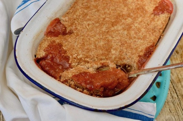 Classic rhubarb crumble