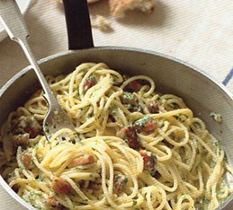 Classic Roman pasta with egg and bacon (Spaghettoni alla carbonara)