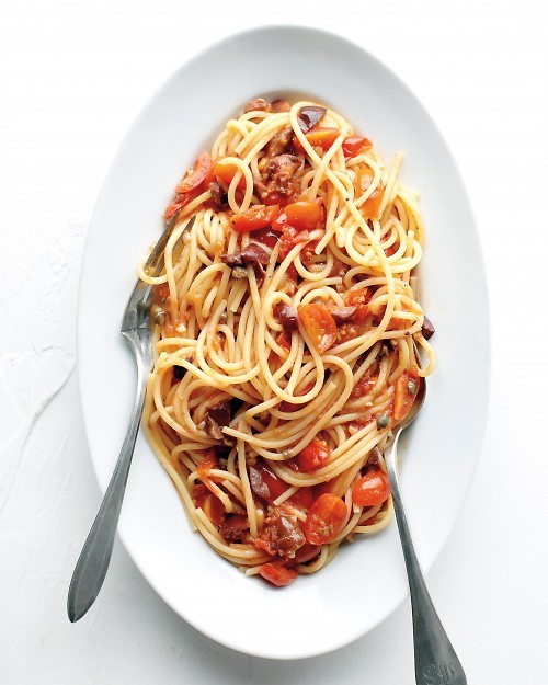 Classic spaghetti puttanesca