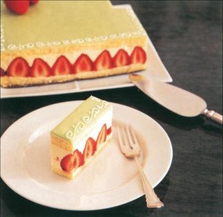 Classic strawberry-marzipan cake (Fraisier)