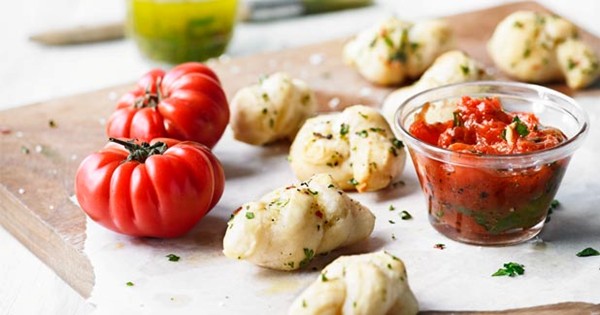 Classic tomato sauce with pizza knots