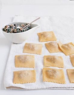 Classic tortelloni of Emilia Romagna with a simple tomato sauce (Tortelloni di biete al pomodoro)