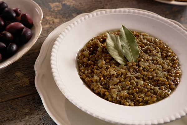 Clay-baked Minoan lentils (Minoikes fakes)