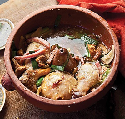 Clay-pot chicken with chanterelles (Jiyou jun bao ji)