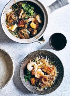 Clay pot noodles with pork and prawns (Goong ob woonsen)