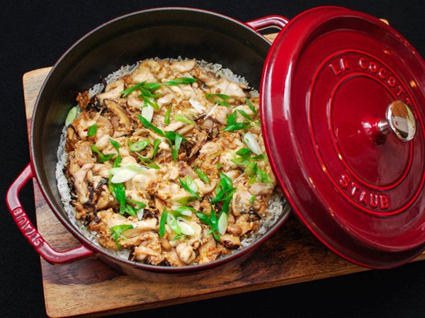 Clay pot rice with spicy sausage and mushrooms