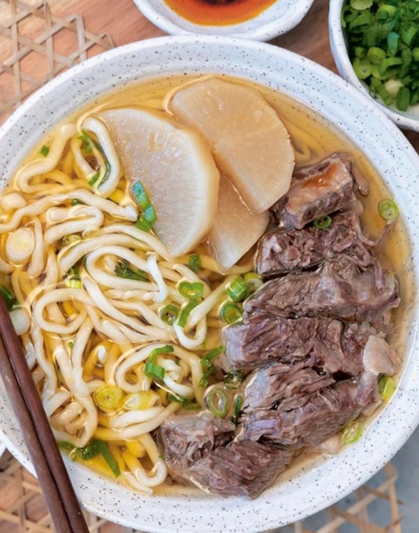 Clear broth beef noodle soup (Qingdum niurou mian)