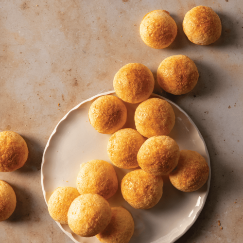 Clothbound cheddar pão de queijo