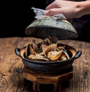 Cloudy Bay clams toban yaki
