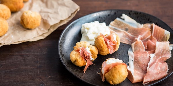 Coccoli with stracchino and prosciutto crudo