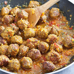 Cocktail meatballs in tomato-saffron sauce