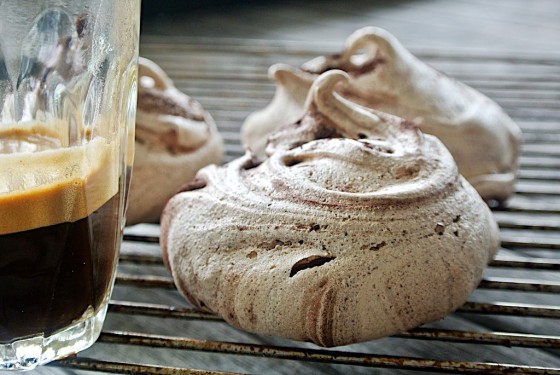 Cocoa and cinnamon swirled meringues (Meringhe variegate)