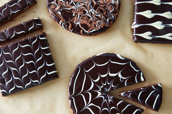 Cocoa fudge sauce, glaze, or frosting