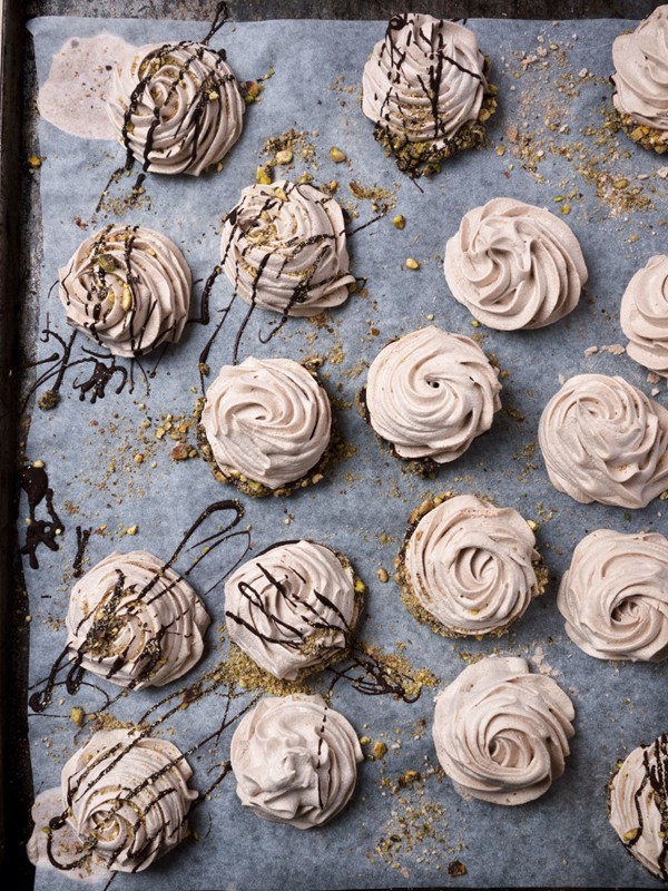Cocoa meringues with dark chocolate and pistachio